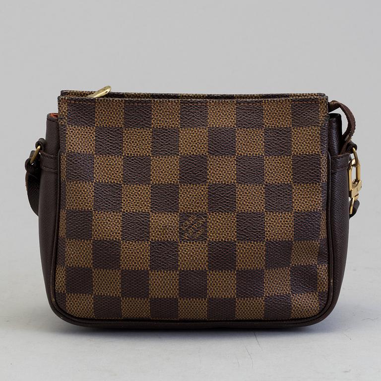 LOUIS VUITTON, a Damier Ebène hand bag.
