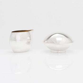 Pekka Piekäinen, a sterling silver cream jug and sugar bowl, J.A. Tarkiainen, Helsinki 1989.