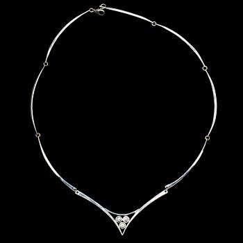 COLLIER, tre gammalslipade diamanter, tot. ca 1.20 ct. Handgjort av Lantz, 1994.