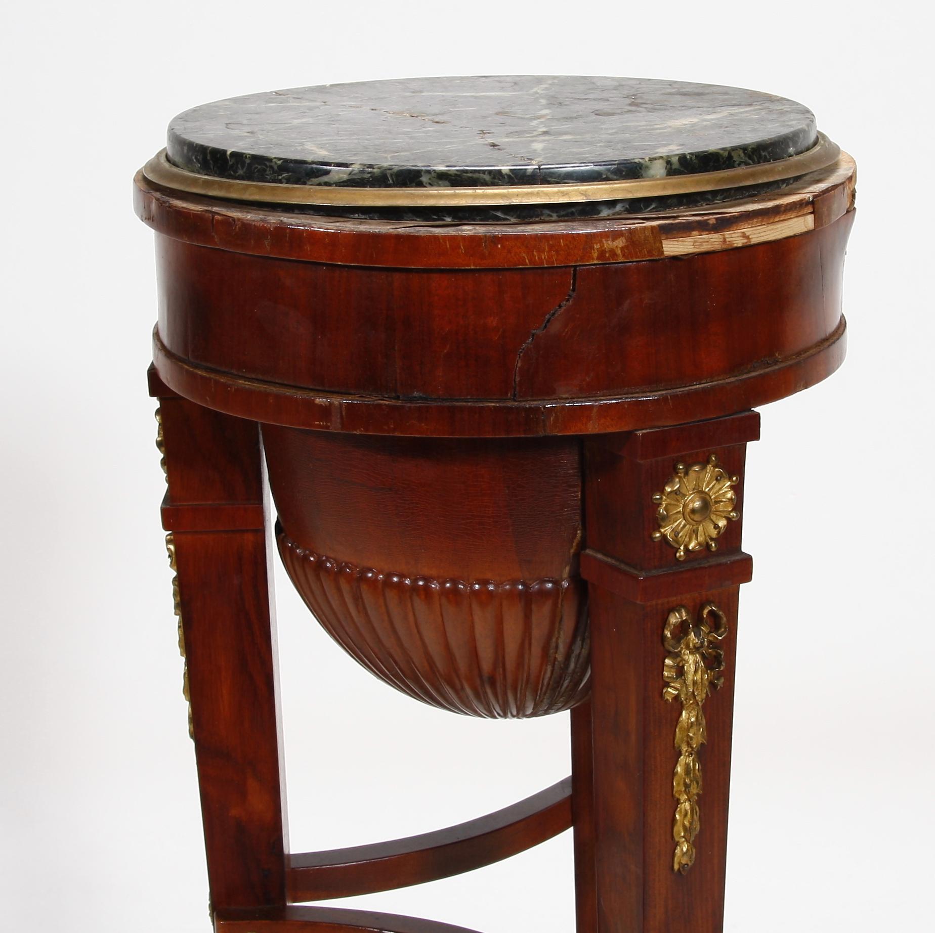 PIEDESTAL, empirestil, 1900-talets början.