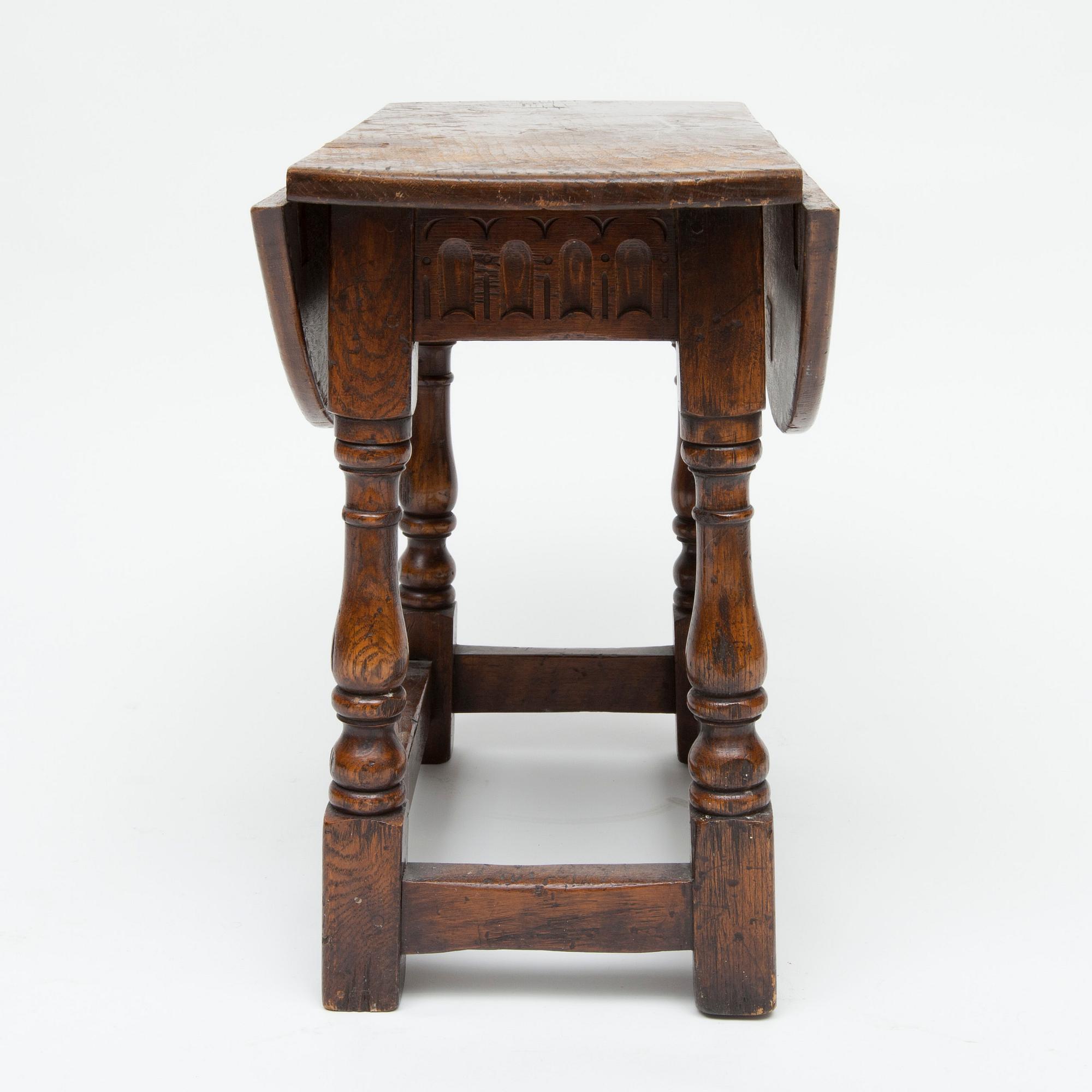 SIDEBOARD med klaffar, engelsk stil, 1900-talets början.