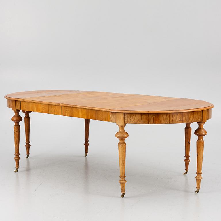 A late 19th century dining table.