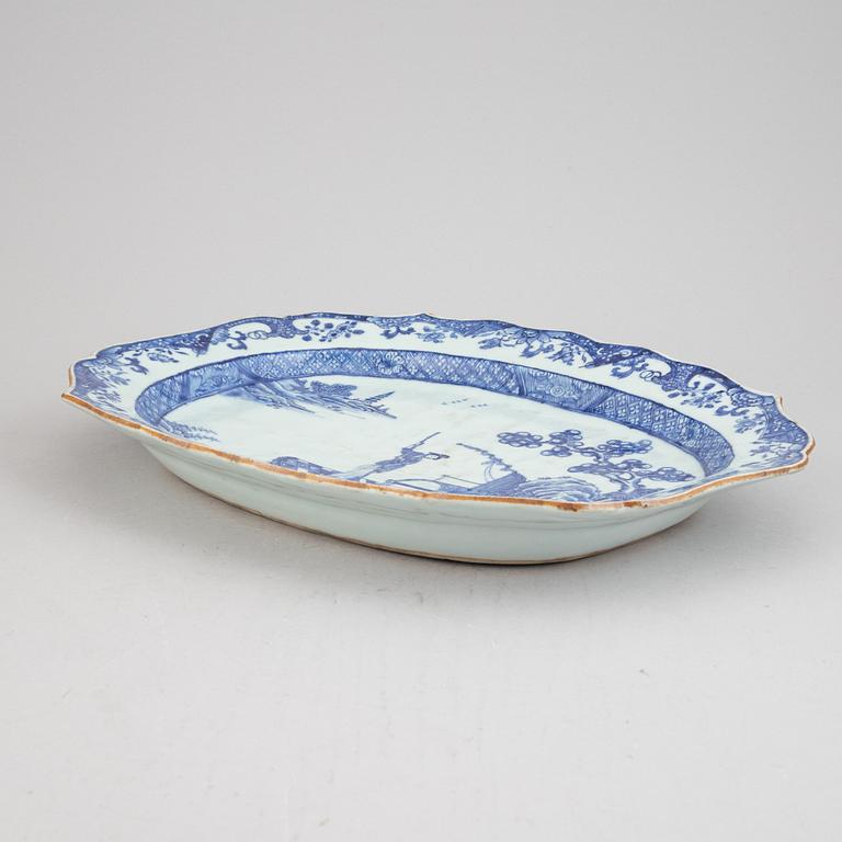 A Chinese blue and white porcelain terrine dish, Qing dynasty, Qianlong (1736-1795).