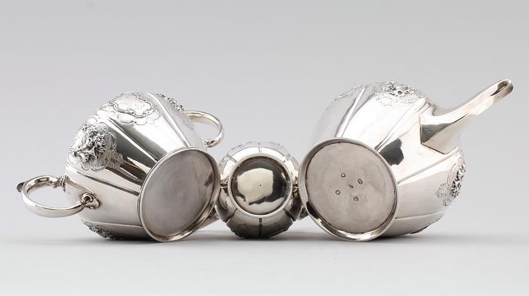 TESERVIS, 3 delar, silver, Jos Taylor, London 1840. Vikt ca 1185 gram.