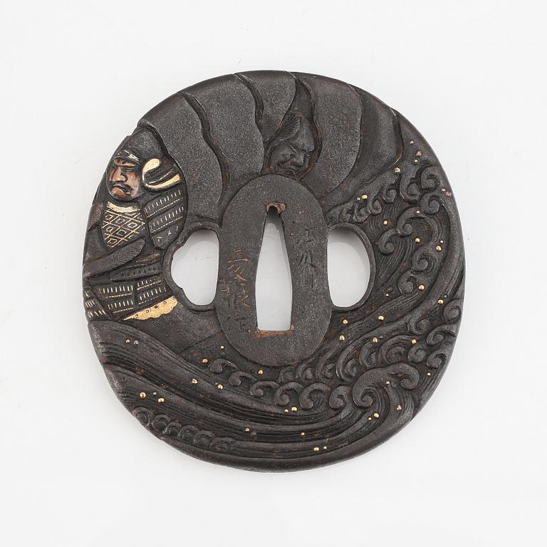 Tsuba, järn, signerad Goshu Hikone Ju, sen Edo.