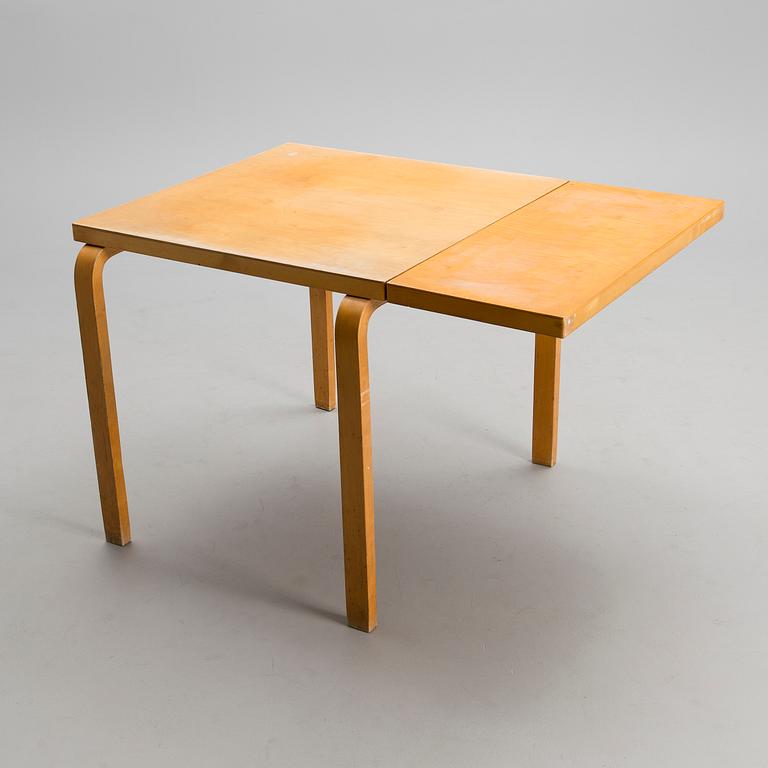 ALVAR AALTO, BORD OCH STOLAR, 4 ST. Modell 69. Artek, 1900-talets mitt.