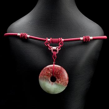 HALSBAND, siden och jadeit, nyproduktion.