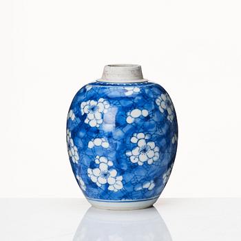 A blue and white tea caddy, Qing dynasty, Kangxi (1662-1722).