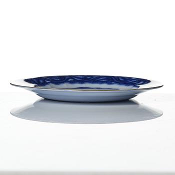 Wilhelm Kåge, mattallrikar samt fat, 16 delar, flintgods och porslin, "Fågel Blå", Gustavsberg, i produktion 1932-33.