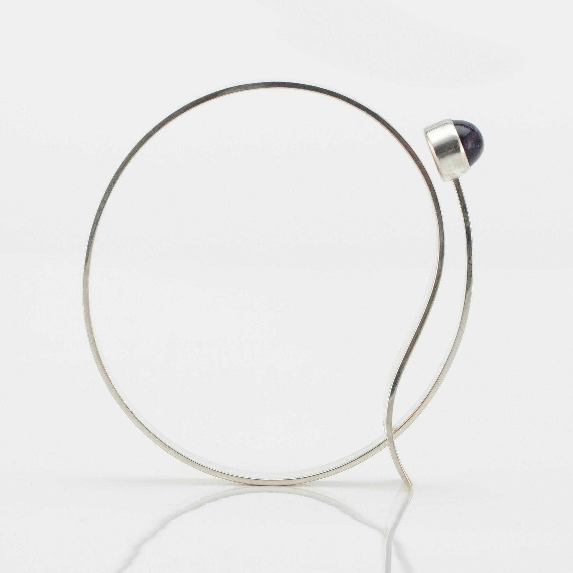 Elis Kauppi, A BRACELET, sterling silver, cabochon cut amethyst, Kupittaan Kulta 1959.