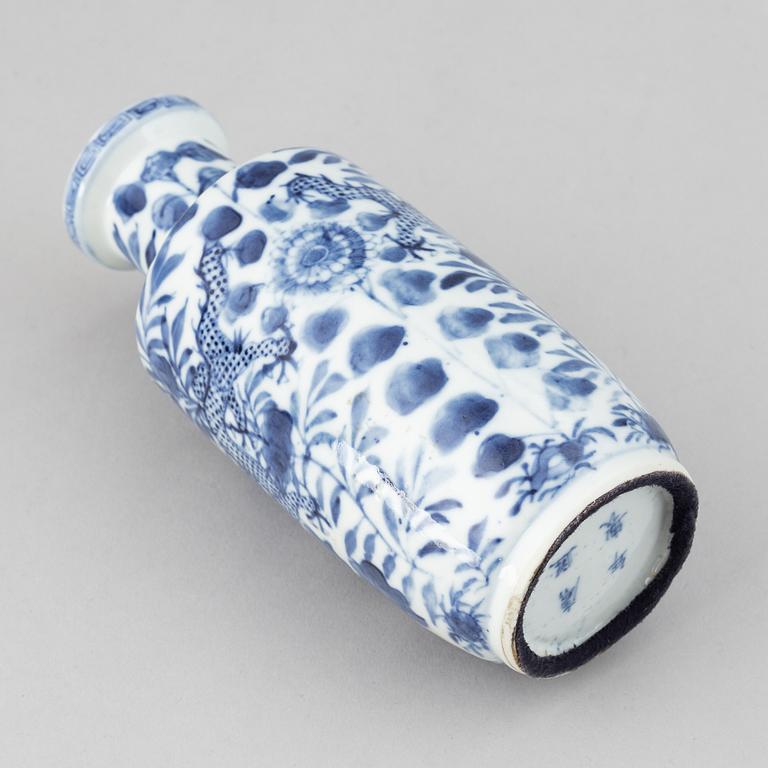 A blue and white roleau vase, late Qing dynasty.