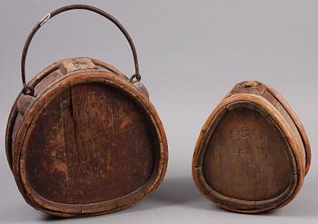 FLASKOR, 2 st, trä, allmoge. 1800-tal.