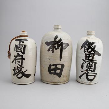 Sakeflaskor, 12 stycken, glaserad keramik, Japan, 1900-talets första hälft samt 1900-talets mitt.