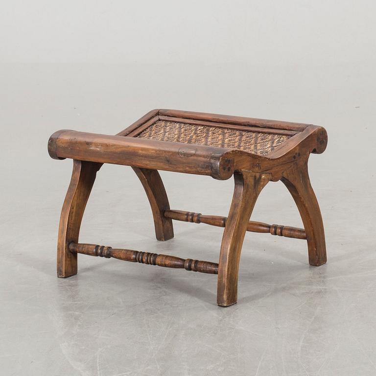 VILSTOLAR, 2 st  SAMT EN FOTPALL, kolonialstil, modern tillverkning.