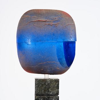 Bertil Vallien, a unique sand-cast glass sculpture of a head, on a high pedestal of polished limestone, Kosta Boda.