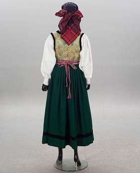 HÄRADSDRÄKT SAMT DRÄKTSILVER, Färs o Frosta, 1980-talets första hälft.