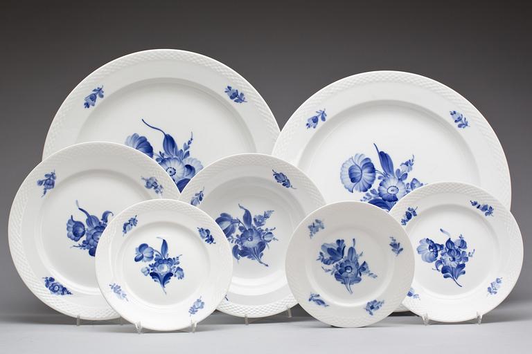 MATSERVIS, 82 delar, "Blå Blomst", Royal Copenhagen.