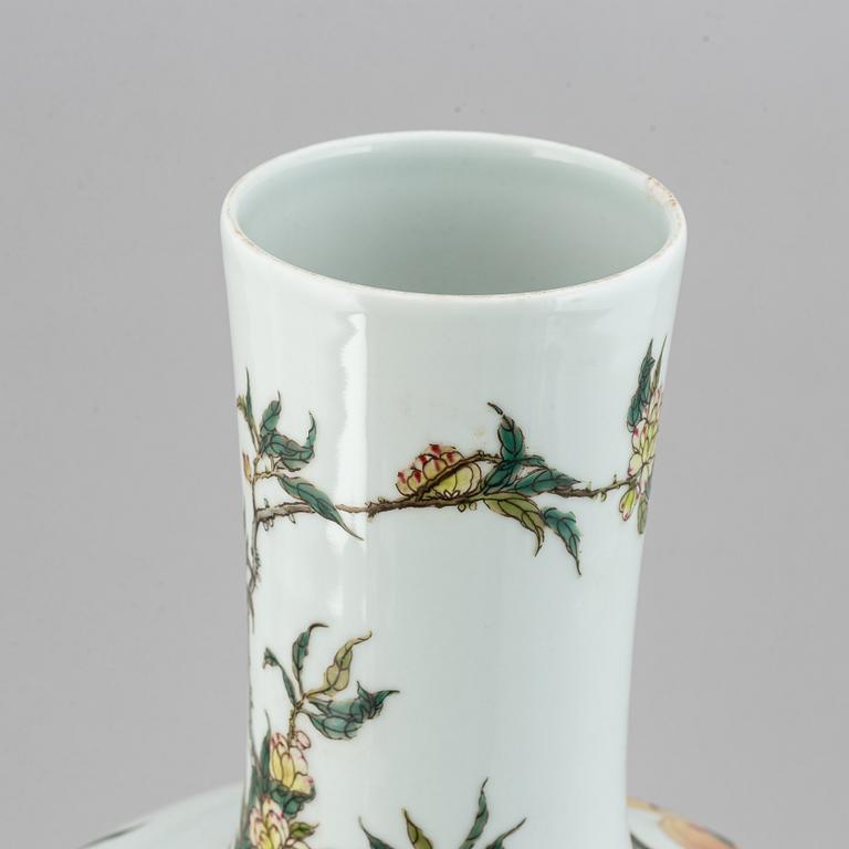 A large Chinese famille rose tianqiuping vase, modern.