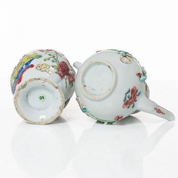 Tedosa och kanna samt kopp och lock, porslin, Kina, Qingdynstin, 1700-tal.