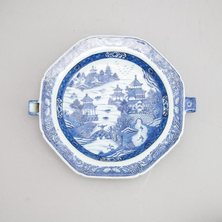 A group of four Chinese blue and white warming plates (2+1+1), Qing dynasty, 18th/19th century.