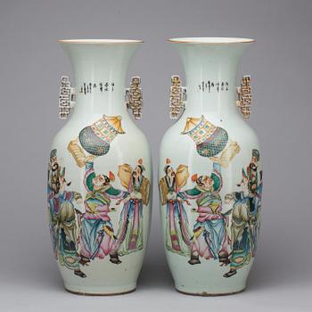 GOLVVASER, ett par, porslin. Kina, 1900-talets början.