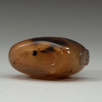An agathe snuff bottle, Qing dynasty.