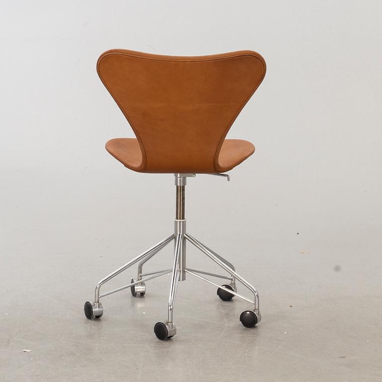 ARNE JACOBSEN, skrivbordsstol, "Sjuan" för Fritz Hansen, Danmark.