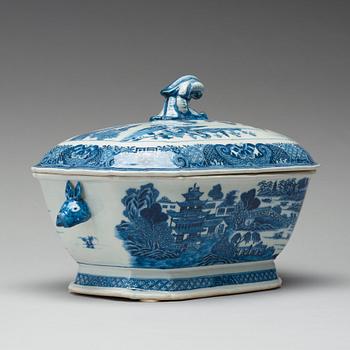 A blue and white tureen with cover, Qing dynasty, Qianlong (1736-95).