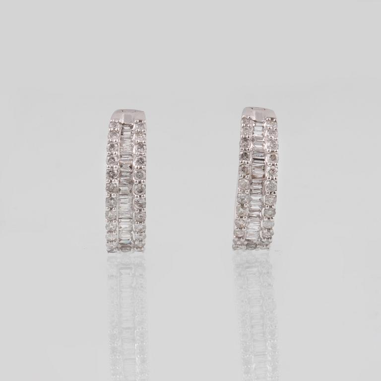 ÖRHÄNGEN, 18K vitguld med briljant och baguettslipade diamanter ca 0.67 ct. Vikt 2,9 gram.