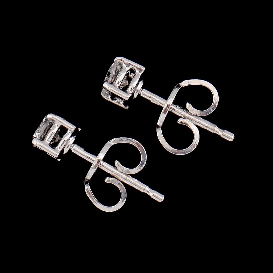 ÖRHÄNGEN, 1 par, 18K vitguld, briljantslipade diamanter tot ca 0.40 ct.