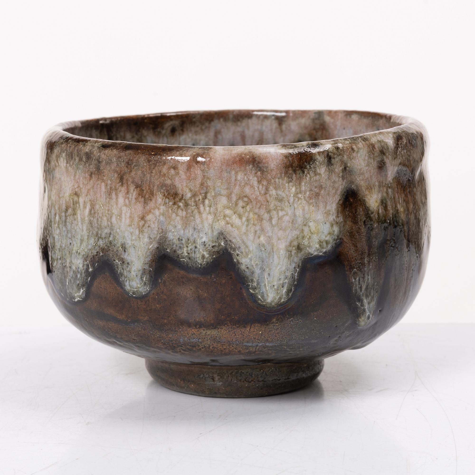 Teskål, 'Chawan' 茶碗, raku-keramik, s.k. 'ohhi ware', Japan, med signerad tomobako 共箱.