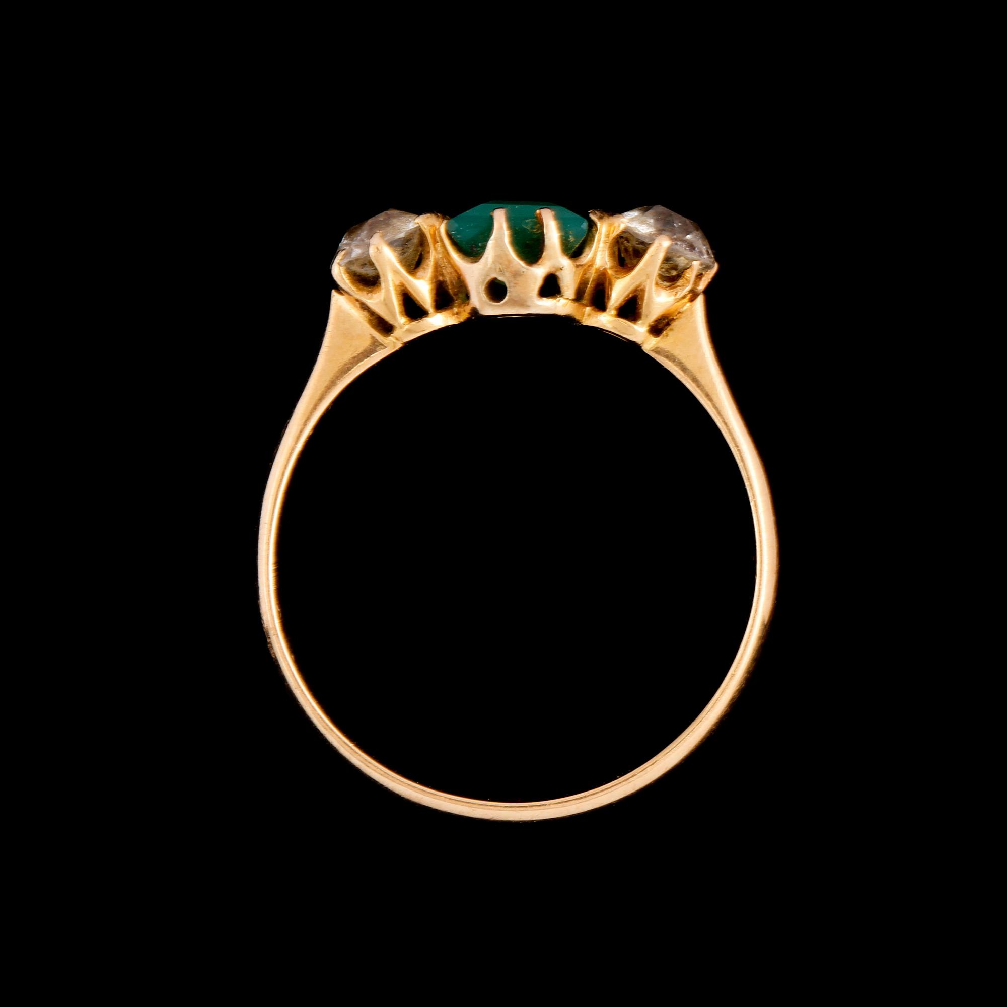 RING, 18K guld med fasettslipade vita stenar samt syntetisk smaragd, kattfotstämplad, 1921. Vikt 2,3 g.