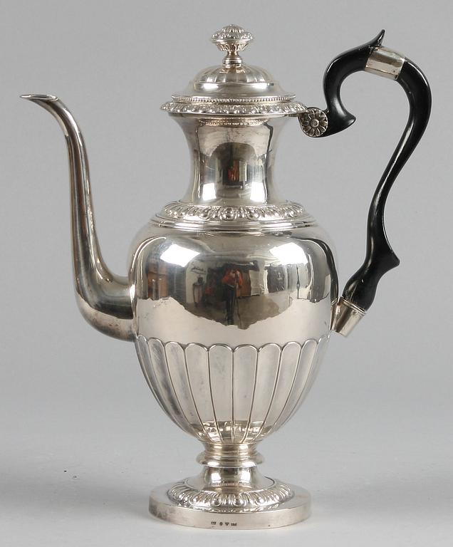 KAFFEKANNA, silver. Gustaf Möllenborg, senempire. Stockholm 1838. Tot 914gr.