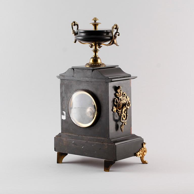 BORDSPENDYL, Frankrike, 1800-talets andra hälft.