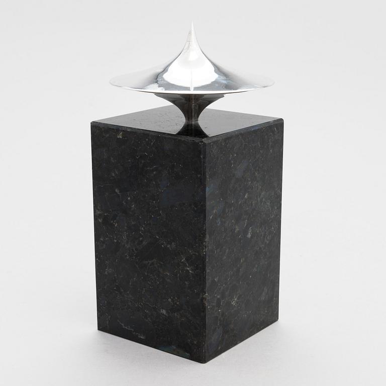 Pekka Piekäinen, veistos, anortosiitti ja hopea, leimattu 1999 Platinoro, Turku.