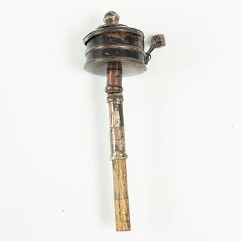 Figuriner, två stycken, samt nagelskydd och bönesnurra, sen Qingdynasti/tidigt 1900-tal.