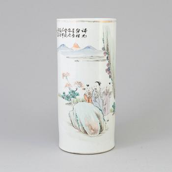 A Chinese famille rose porcelain hat stand, early 20th century.