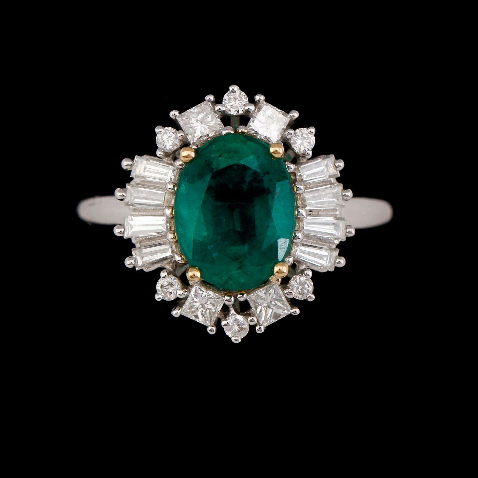 RING, 18K vitguld, smaragd ca 1.85 ct, diamanter tot ca 0.55 ct.