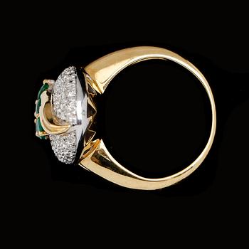 RING, 18 k guld, smaragder tot ca 1.27 ct och diamanter tot ca 1.09 ct. Total vikt ca 11 g.