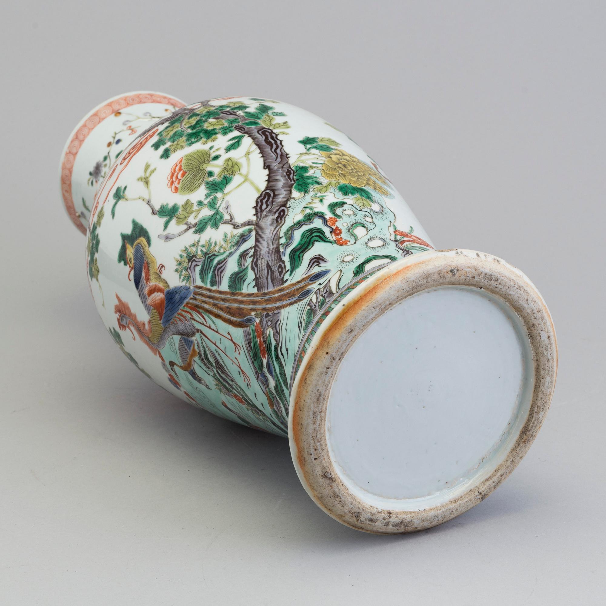 PRAKTVAS, porslin. Kina, Qingdynastin, Guangxu (1874-1908).