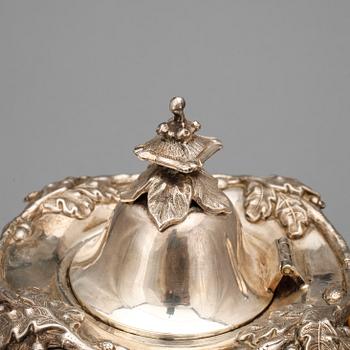 KANNA, silver, nyrokoko, Gustaf Möllenborg, Stockholm, 1856. Vikt ca 400 gram.
