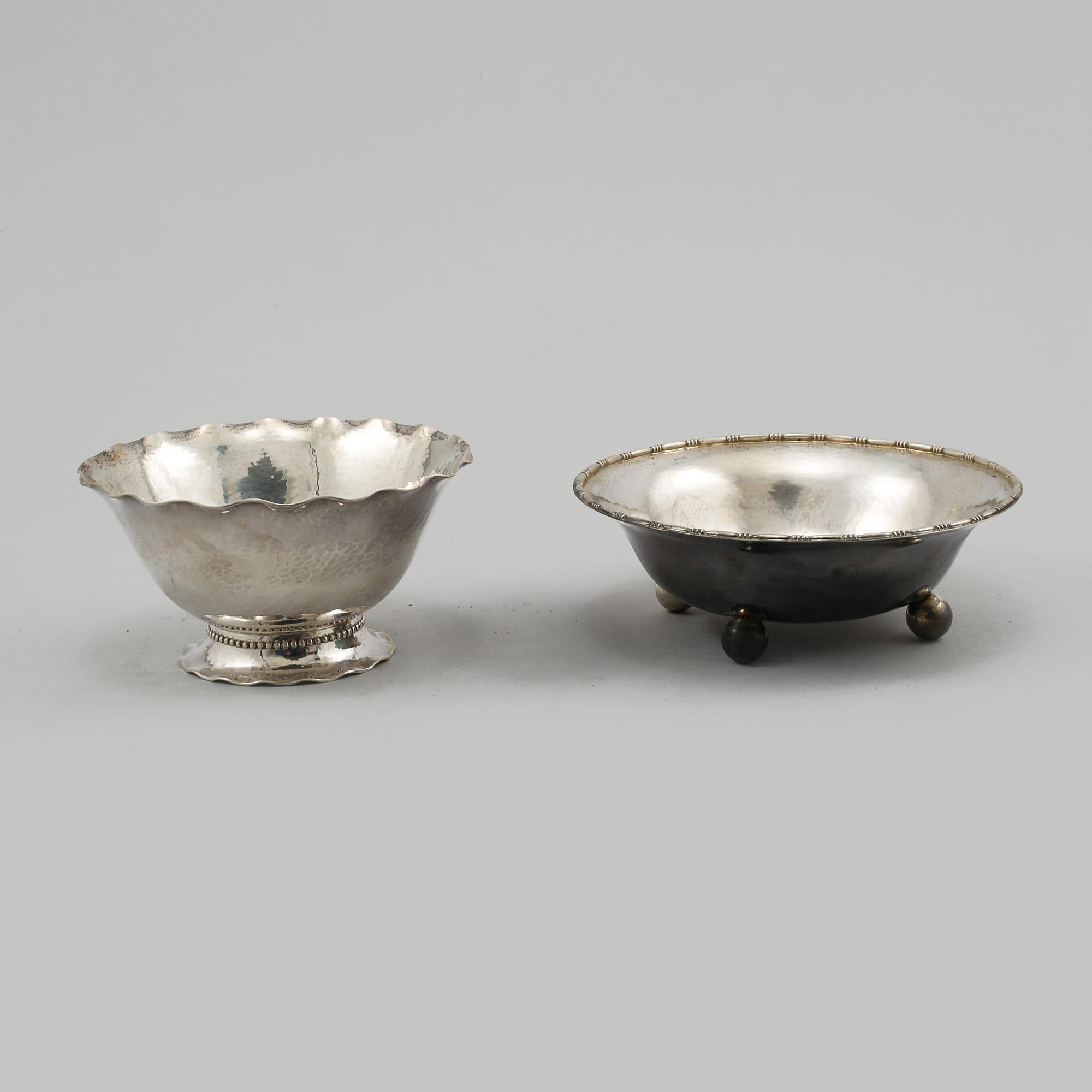 SKÅLAR, 2 st, silver, C.G Hallberg, Stockholm, 1934 respektive 1922, vikt 395 gram.