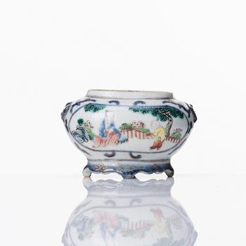 A Chinese miniature famille rose brush pot, Qing dynasty, 19th Century with seal mark in red.