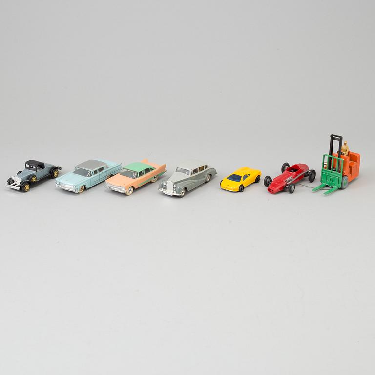 MODELLBILAR, 16 delar, bland annat Dinky Toys, Corgi Toys.