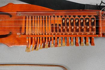 NYCKELHARPA samt STRÅKE, 1900-tal.