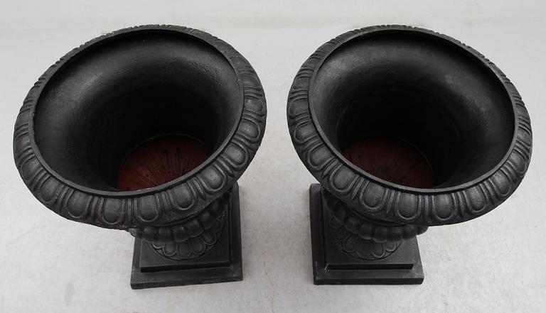 TRÄDGÅRDSURNOR, 1 par, gjutjärn, modern tillverkning.