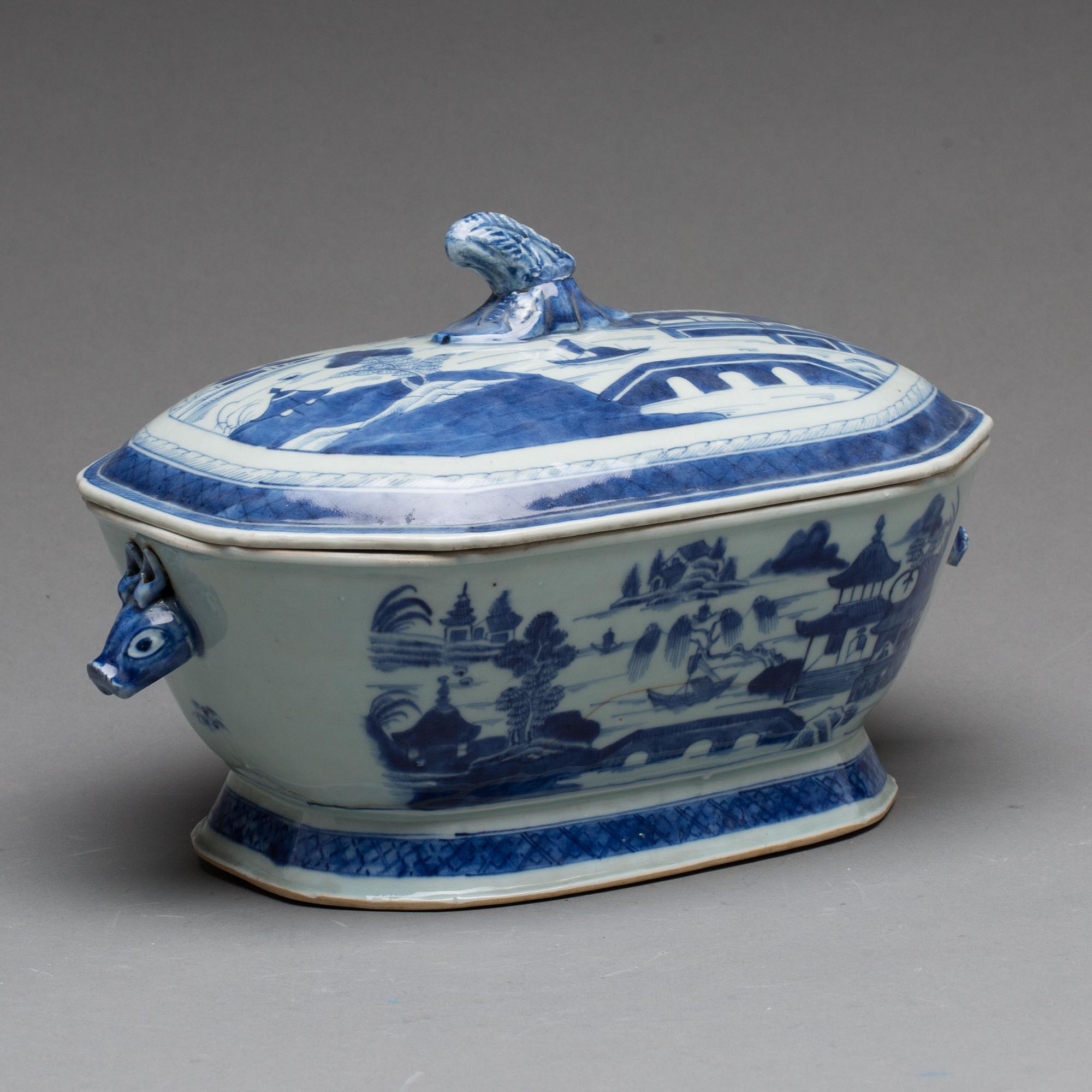 A BLUE AND WHITE TUREEN AND A BLUE AND WHITE SERVING DISH, CHINA, 18th/19th CENTURY.