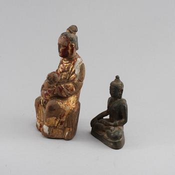 FIGURINER, 2 st, brons samt trä, Thailand respektive Kina, möjligen 1700-tal respektive 1800/1900-tal.