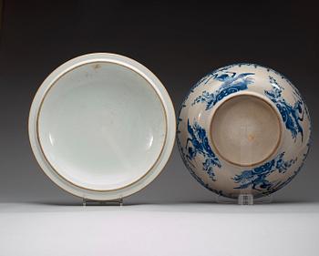 BÅLSKÅL med LOCK, vapenporslin. Qing dynastin, 1700-tal.