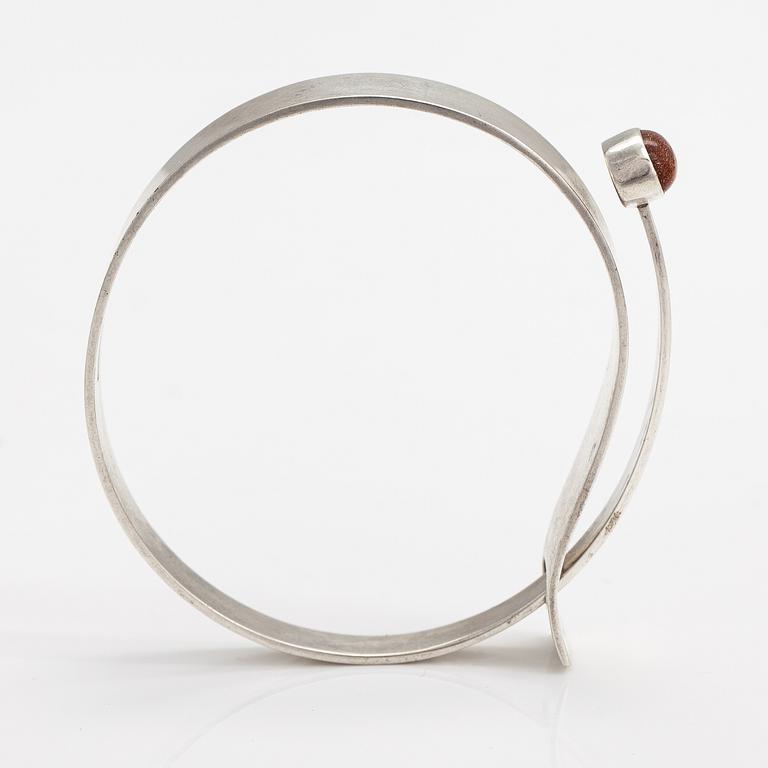 Elis Kauppi, A silver bracelet with a goldstone. Kupittaan kulta, Turku 1958.